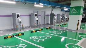 [비즈&] 무역센터 국내 최대 전기차 급속충전소 문 열어 外
