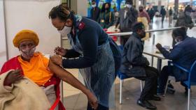 아프리카 백신 접종률 아직도 3.6%…공급난 속 잘못된 정보 탓