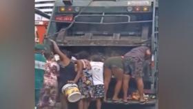 쓰레기 트럭 뒤지는 브라질 주민들…SNS 영상에 충격