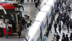 설 연휴 시작…귀성객들로 붐빈 기차역·터미널