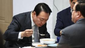 윤대통령, 취임후 첫 식당 점심…참모와 5천원짜리 잔치국수