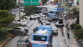 도로 곳곳 버려진 차량…폭우에 강남은 '쑥대밭'