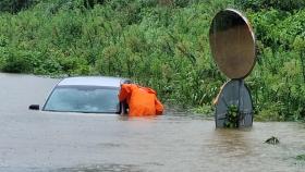 군산에 시간당 100㎜ 폭우…도로·상가 곳곳 침수