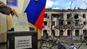 러, 우크라 점령지 주민투표…민간시설에 미사일 공격