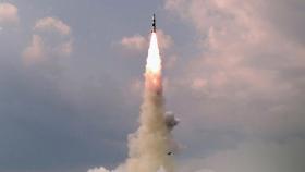 북, 단거리 미사일 2발 발사…레이건함 재배치 반발