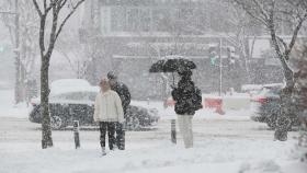 추위 속 수도권·충남 서해안 대설…출근길 빙판 주의