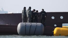 군, 신안 어선 구조 작업에 함정·헬기·구조대원 투입