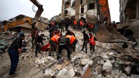 튀르키예 7.8 강진…시리아 포함 사망 1,300명