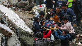튀르키예 강진 사망자 4천명 넘겨…구조 작업 사투