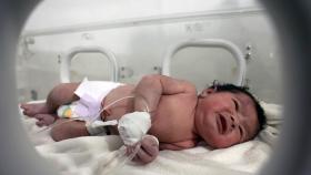 시리아 건물 잔해 속에서 태어난 신생아 극적 구조
