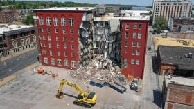 美 아이오와 6층 아파트 건물 일부 붕괴…12명 탈출·8명 구조