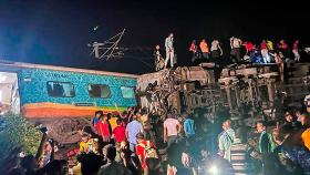 인도서 여객열차 2대 충돌…최소 200명 사망