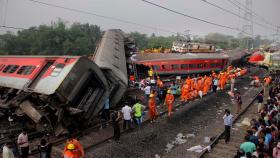 인도, 최악의 열차 충돌 참사…