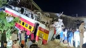 인도 열차 2대 충돌 참사…