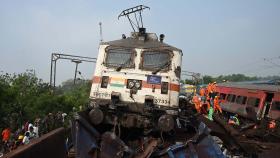 인도서 최악의 열차 사고…탈선 뒤 충돌