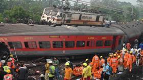 '최악 참사'…인도 열차 충돌 사망 300명 육박