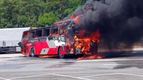 섬진강휴게소서 고속버스 화재…승객들 대피 소동