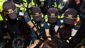 경찰, 대법원 앞 비정규직 야간문화제 강제 해산