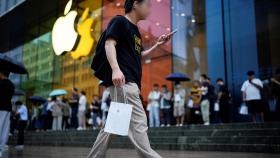 중국서 '아이폰 금지령' 무색…출시 첫날 새벽 줄서기