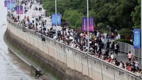 강 건너까지 몰려든 시민들…항저우 전역이 '들썩'