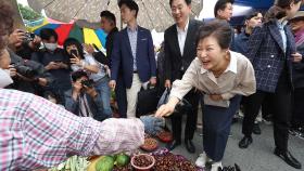 박근혜, '추석 장보기' 대구 전통시장 방문…총선 앞 공개 행보 이어가