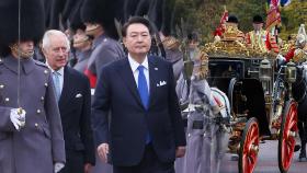 '영국 국빈 방문' 윤대통령, 성대한 공식 환영식…황금마차로 이동