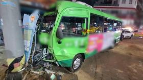 부산서 마을버스가 승용차·신호등 충돌…6명 중경상