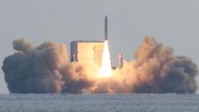 군, 고체연료 추진 로켓 발사…민간 위성 탑재