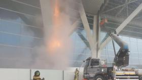 인천공항 제2여객터미널 외부 기둥 화재…30분 만에 진화