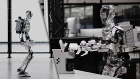 머스크, 사람처럼 걷는 로봇 영상 공개…빅테크, 이젠 로봇 경쟁