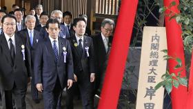 일본 국회의원들, 전범 합사 야스쿠니신사 집단 참배