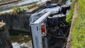 충북 보은서 수로에 화물차 빠져…70대 운전자 사망
