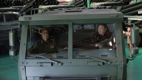 김정은, 군수공장 시찰…240㎜ 방사포 차량 시운전