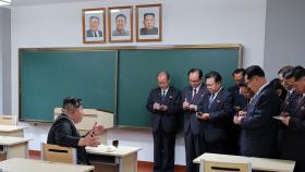 북한 당간부 학교 교실에 김정은 초상화…우상화 완성