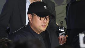 '음주 뺑소니 혐의' 가수 김호중, 내일 구속심사
