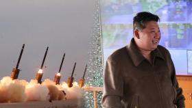 북한, 초대형 방사포 18발 동시 발사…김정은이 사격 명령