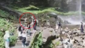 중국 유명 관광지서 사진 찍다 낙석 사고…1명 사망