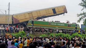 인도 화물열차가 여객열차 추돌…