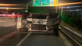 고속도로서 SUV 도로시설물 들이받고 넘어져…1명 사망
