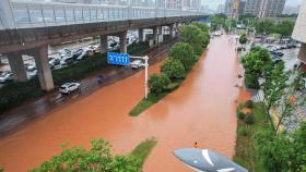 중국 후난성에 강수량 65㎜ 신기록…물바다 된 지하철역