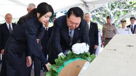 '방미' 윤대통령, 하와이 국립묘지 헌화…내일 인태사령부 방문