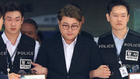 '뺑소니 혐의' 김호중, 다리 절며 첫 재판에…공범들 모두 혐의 인정