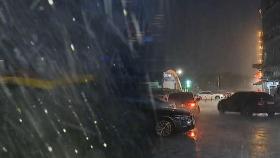 군산 어청도 시간당 140㎜ '폭포비'…밤사이 폭우 계속