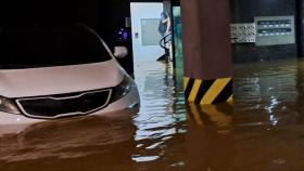 [사건사고] 폭우에 차 1천여 대 침수…피해 100억 원 육박 外