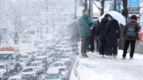 폭설로 출근길 이틀 연속 교통대란…사건사고도 속출