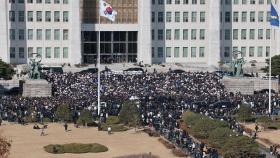 국회 앞 계엄령 후폭풍 계속…규탄 목소리 이어져