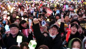 대통령 탄핵 가결…여의도 국회 앞 시민들 '환호'