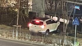 서울 은평구서 주차된 차량 미끄러져…1명 경상