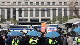 [속보] 경찰, 헌법재판소 앞 시위대 일부 해산 시도