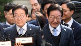 '무표정' 입장한 이재명…퇴장 땐 환호 속 
